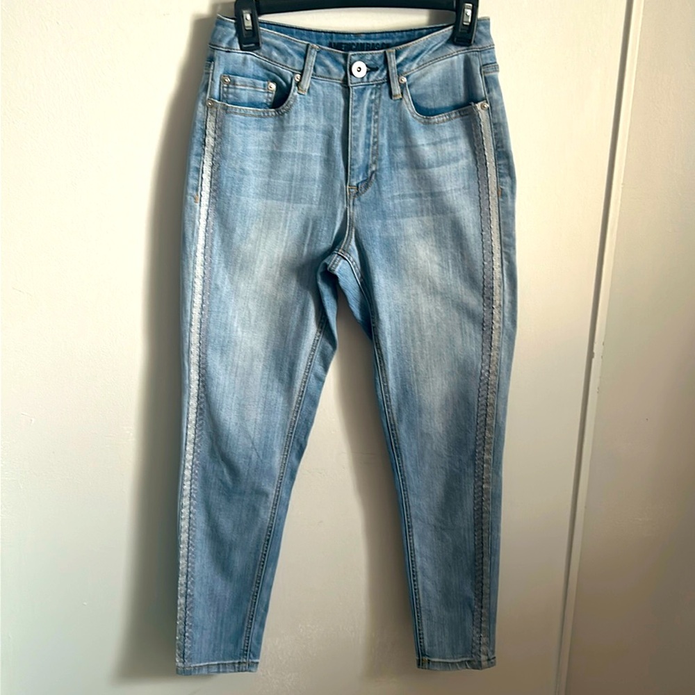 American Rag Cie Juniors Light Wash Stretch Denim Ribbon Piped Ankle Jean